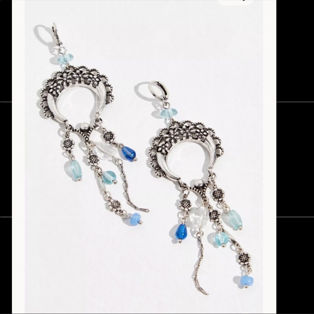 Free people Monty dangle earring  size 4”